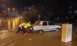 Adıyaman'da Şiddetli Yağış Sele Yol Açtı, Araçlar Yolda Kaldı