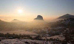 Afyonkarahisar'da Gün Doğumunda Sisler İçinde Tarihi Karahisar Kalesi