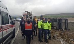 Aksaray'da Tur Otobüsü Şarampole Devrildi: 20 Yaralı