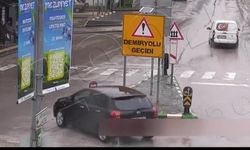 Amasya'da Kontrolden Çıkan Araç Otobüs Durağını Teğet Geçti