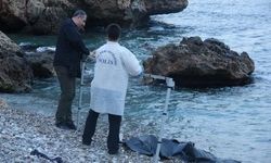 Antalya Konyaaltı Sahili'nde Denizde Bir Erkek Cesedi Bulundu