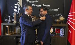 Arif Kocabıyık CHP'ye Katıldı, Rozetini Özgür Özel Taktı