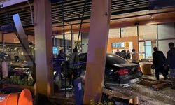 Bakırköy'de Kontrolden Çıkan Otomobil Kafeye Girdi: 6 Yaralı