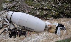 Bitlis'te Beton Mikseri Dereye Düştü, Sürücü Kayıp