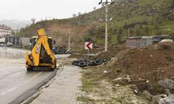 Bitlis'te Yağışlar Nedeniyle Veysel Karani Caddesi'nde Toprak Kayması Yaşandı
