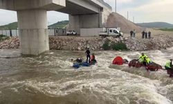 Bursa'da Traktörle Dere Geçmeye Çalışan 10 İşçi Vinçle Kurtarıldı