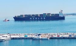 Çanakkale Boğazı'nda Arızalanan Konteyner Gemisi Güvenli Bölgeye Çekildi