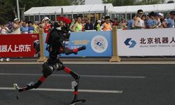 Çin'de İnsansı Robotlar Yarı Maraton Rekoru Kırdı