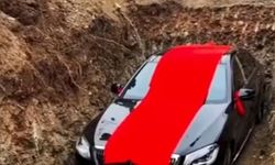 Çin'de Lüks Mercedes-Benz Cenazede Mezara Gömüldü