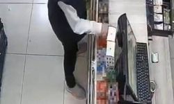 Elazığ'da Markette Kasiyeri Oyalayıp Eriği Çalan Şüpheli Güvenlik Kamerasında