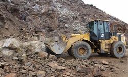 Erzurum Oltu'da Heyelan Nedeniyle Yol Trafiğe Kapandı