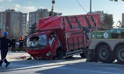 Esenler'de Makas Atan Otomobil Kamyonete Çarptı: 6 Yaralı