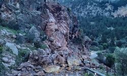 Fethiye Faralya Yolunda Kaya Düşmesi Ulaşımı Engelledi