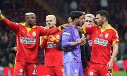 Galatasaray Taraftarlarından Kaleci Günay Güvenç'e Moral Desteği