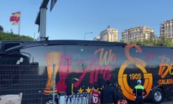 Galatasaraylı Futbolcuların Stada İlgi Çeken Girişi