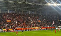 Galatasaraylı Taraftarlar Tribünleri Coşkuyla Doldurdu