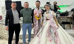 Gördes'te Düğünde 'Beşi Bir Yerde Ayva' Takısı Gülümsetti