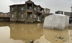 Hakkari Yüksekova'da Sağanak Yağış Ev ve Okul Bahçesini Su Bastı