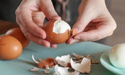 Haşlanmış Yumurtayı Kolayca Soymanın Pratik Yöntemi