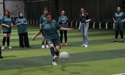 Hatay'da Kadın Personelden Halı Saha Mücadelesi