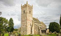 İngiltere'nin Eğik Kilisesi St James, Pisa Kulesi'ni Geride Bıraktı