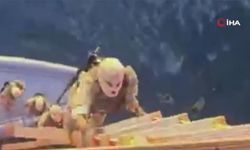 İran Devrim Muhafızları Hürmüz Boğazı'nda İki Gemiyi Kontrol Altına Aldı