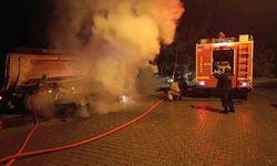 İskenderun'da Park Halindeki Otomobil Yangında Küle Döndü