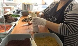 İskenderun'un Nohut Dürüm Ustası Kadriye Abla 10 Yıldır Lezzet Sunuyor