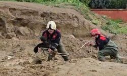 İzmir'de Çamura Saplanan İki Çocuk İtfaiye Ekiplerince Kurtarıldı