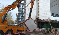 İzmir'de Vincin Kırılan Kolu Güvenlik Kulübesine Düştü: 2 İşçi Yaralandı