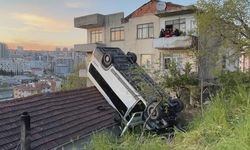 Kağıthane'de Servis Minibüsü Takla Atıp Evin Çatısına Düştü: Şoför Hayatını Kaybetti