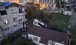 Kağıthane'de Takla Atan Araç Evin Çatısına Düştü