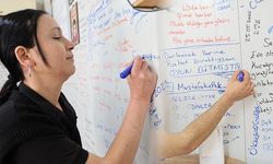 Kahramanmaraş'ta Deprem Sonrası Konteyner Çiğ Köfteci Duygu Duvarına Dönüştü