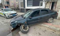 Karaman'da Kontrolden Çıkan Otomobil Trafik Levhasına Çarptı
