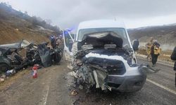 Kelkit'te Öğretmen Servisi ile Otomobil Çarpıştı: 1 Ölü, 10 Yaralı