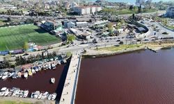 Küçükçekmece Gölü'nde Su Kırmızıya Döndü