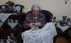 Kütahyalı Emekli Öğretmen 70 Yıldır Dantel ve El İşleriyle Aile Bütçesine Destek Oluyor