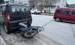 Menteşe'de Motosiklet Sürücüsü Ani Manevra Sonrası Park Halindeki Araca Çarptı