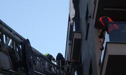 Mersin'de 6. Kattan Perdeyle Sarkan Genç 3. Kat Balkonuna Düştü