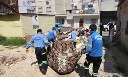 Mersin'de Sahiplerinin Vefatı Sonrası Evden 1 Kamyon Çöp Çıkarıldı