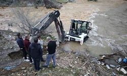 Mutki'de Dereye Kapılan Kepçe Uzun Çalışmalar Sonrası Kurtarıldı