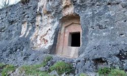 Ordu'nun Tarihi Tikenlice Kaya Mezarları Ziyaretçi Akınına Uğruyor