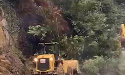 Rize'de Heyelan Temizliği Yapan İş Makinesi Yeni Heyelandan Son Anda Kurtuldu