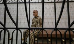 Şam'da Gıyabi Yargılama Başladı: Atef Necib Mahkemede Kafese Konuldu