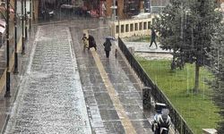 Sivas'ta Öğle Saatlerinde Etkili Olan Kuvvetli Yağmur Hayatı Olumsuz Etkiledi