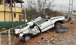Tokat'ta Elektrik Direğine Çarpan Otomobilde İki Kişi Yaralandı