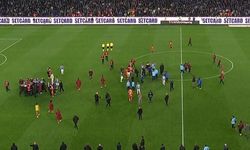 Trabzonspor-Galatasaray maçının ardından saha karıştı: Abdülkerim Bardakcı zor sakinleştirildi