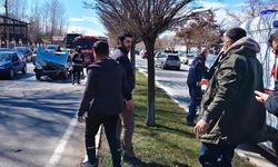 Van Edremit'te Otomobil ve Kamyonet Çarpıştı: 2 Yaralı