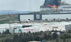 Yenimahalle'de Mobilya Deposunda Çıkan Yangın Kontrol Altına Alınmaya Çalışılıyor