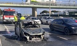 Zeytinburnu Sahil Yolu'nda Seyir Halindeki Otomobilde Yangın